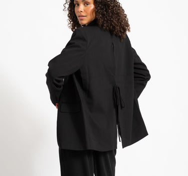 TILTIL Indy Open Back Blazer Zwart - Things I Like Things I Love