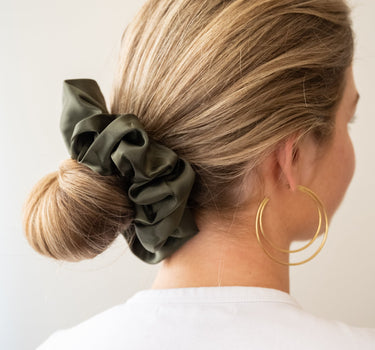 TILTIL Nellie Scrunchie Satin Olijf - Things I Like Things I Love