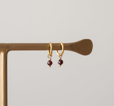 TILTIL set van 2 Love Gemstone Earrings Goud Garnet - Things I Like Things I Love