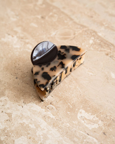 TILTIL Tove Two Toned Claw Clip Zand - Things I Like Things I Love